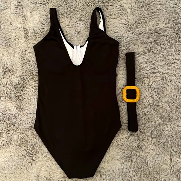 GORGEUS BLACK FITTED FULL PIECE SWIMSUIT - Picture 6 of 6